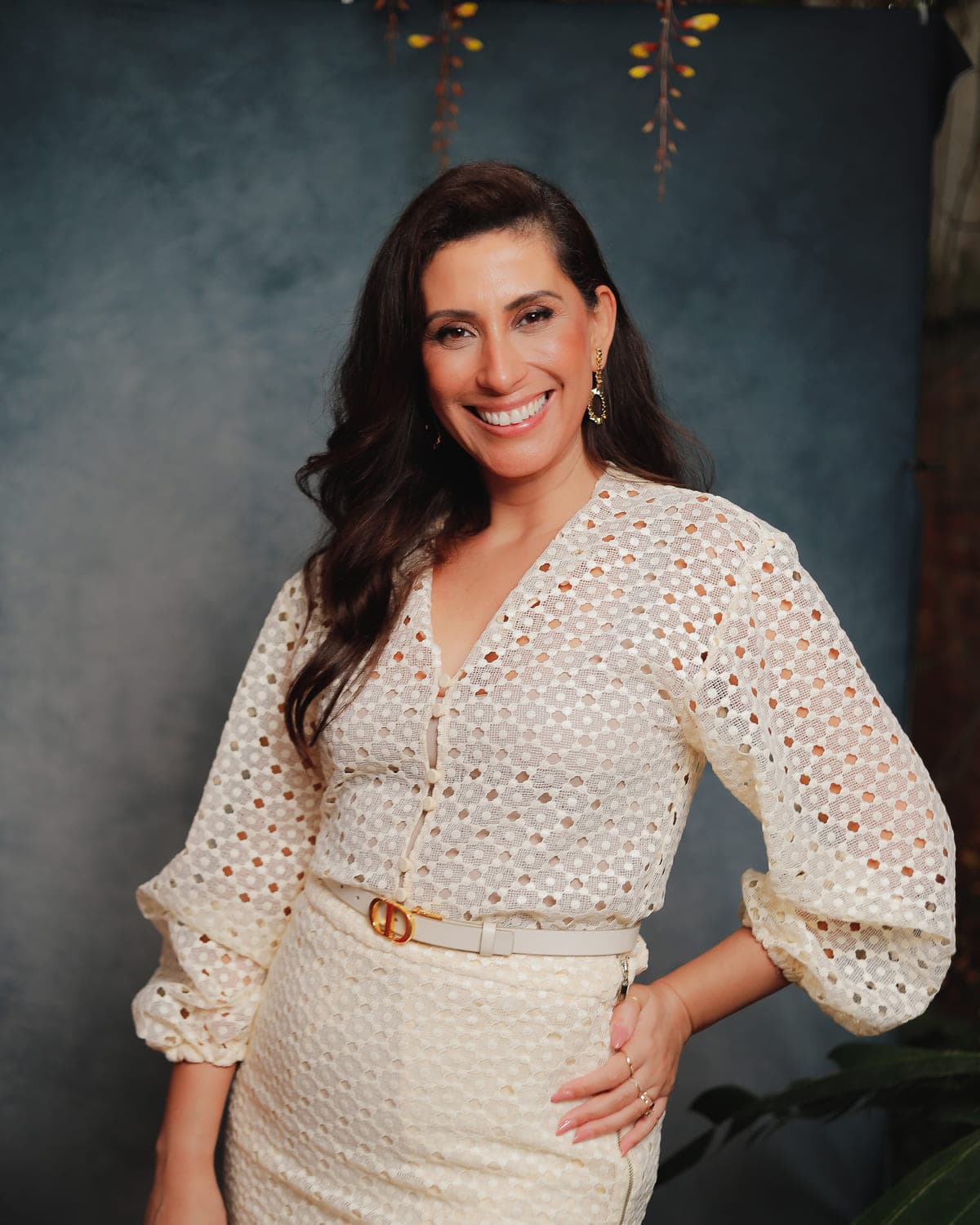 Fernanda Rolin, fundadora da Dona de Loja, sorrindo de braço na cintura