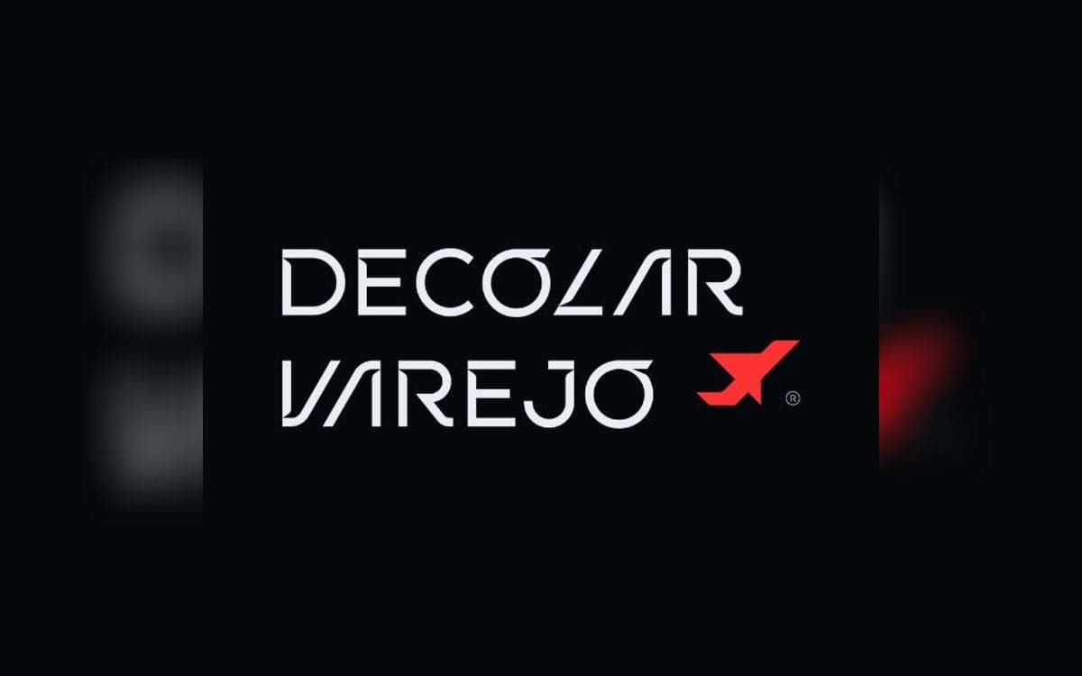 Logotipo Decolar Varejo em branco sobre fundo preto, com o avião vermelho da marca