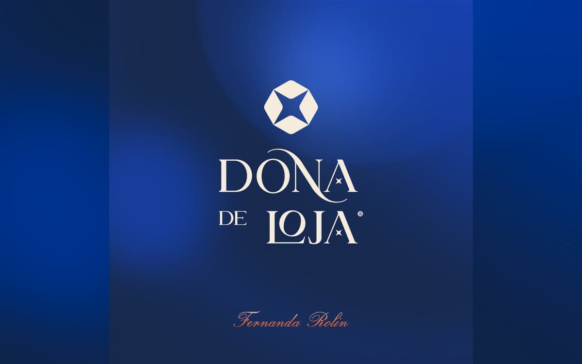 Símbolo e logotipo Dona de Loja sobre fundo azul, assinado por Fernanda Rolin